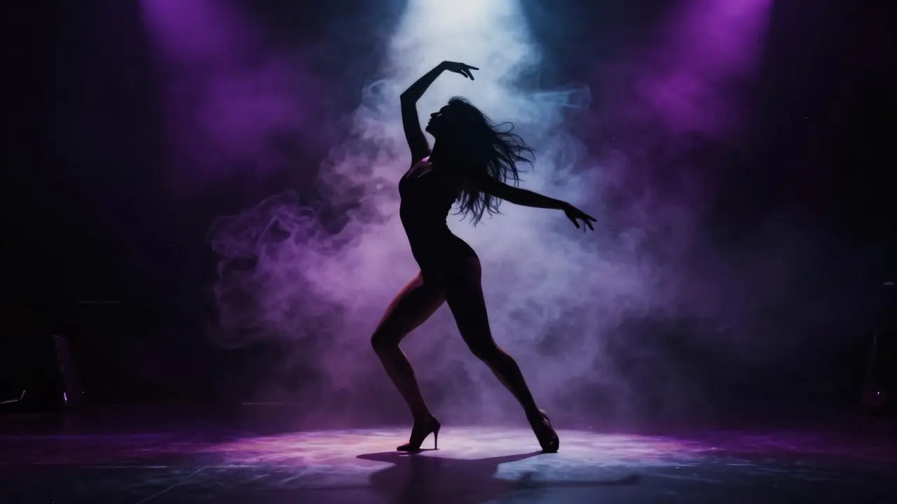Silhouette d'une danseuse dans l'ombre avec éclairage dramatique de scène