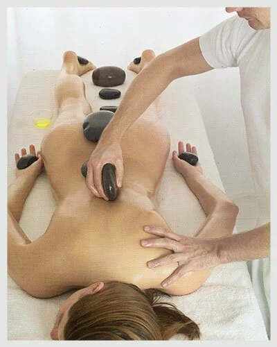 Le-massage-aux-pierres-chaudes